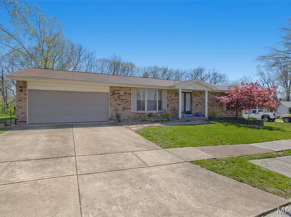 2672 Softwood Dr, Saint Louis, MO 63129