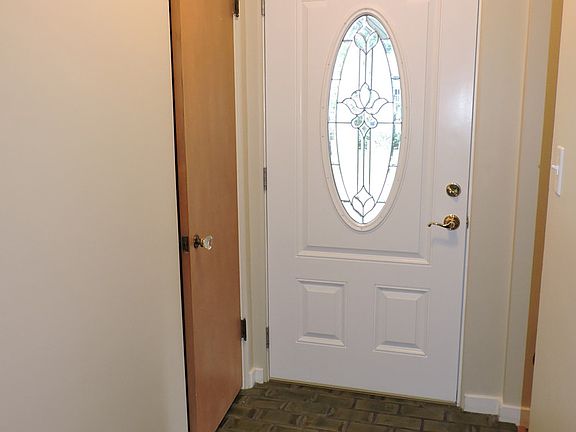 Spacious foyer to welcome guests