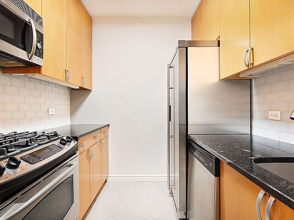 3rd image of 62 W 62nd St APT 21D