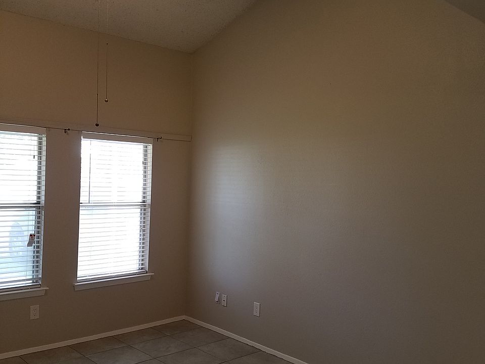 107 Owen Circle Vaulted ceiling