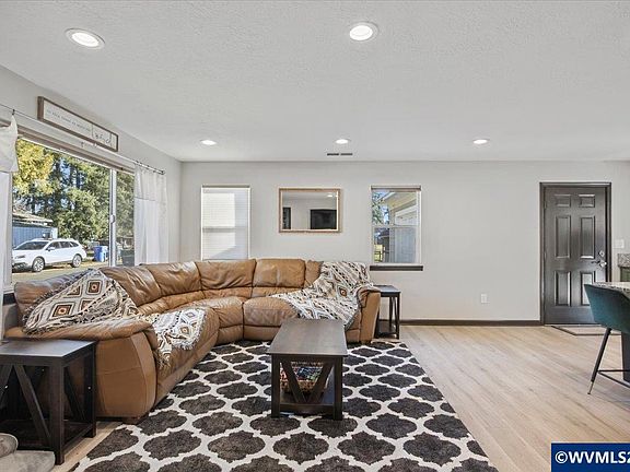 5th image of 636 Birch St