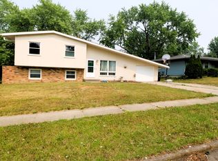 1225 Sandburg Dr, Bloomington, IL 61704