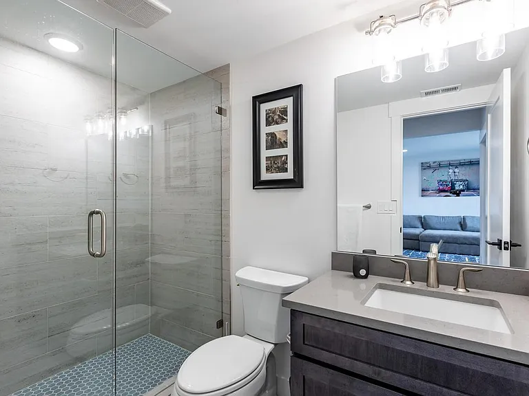 Apartment / Lower Floor Full Bathroom