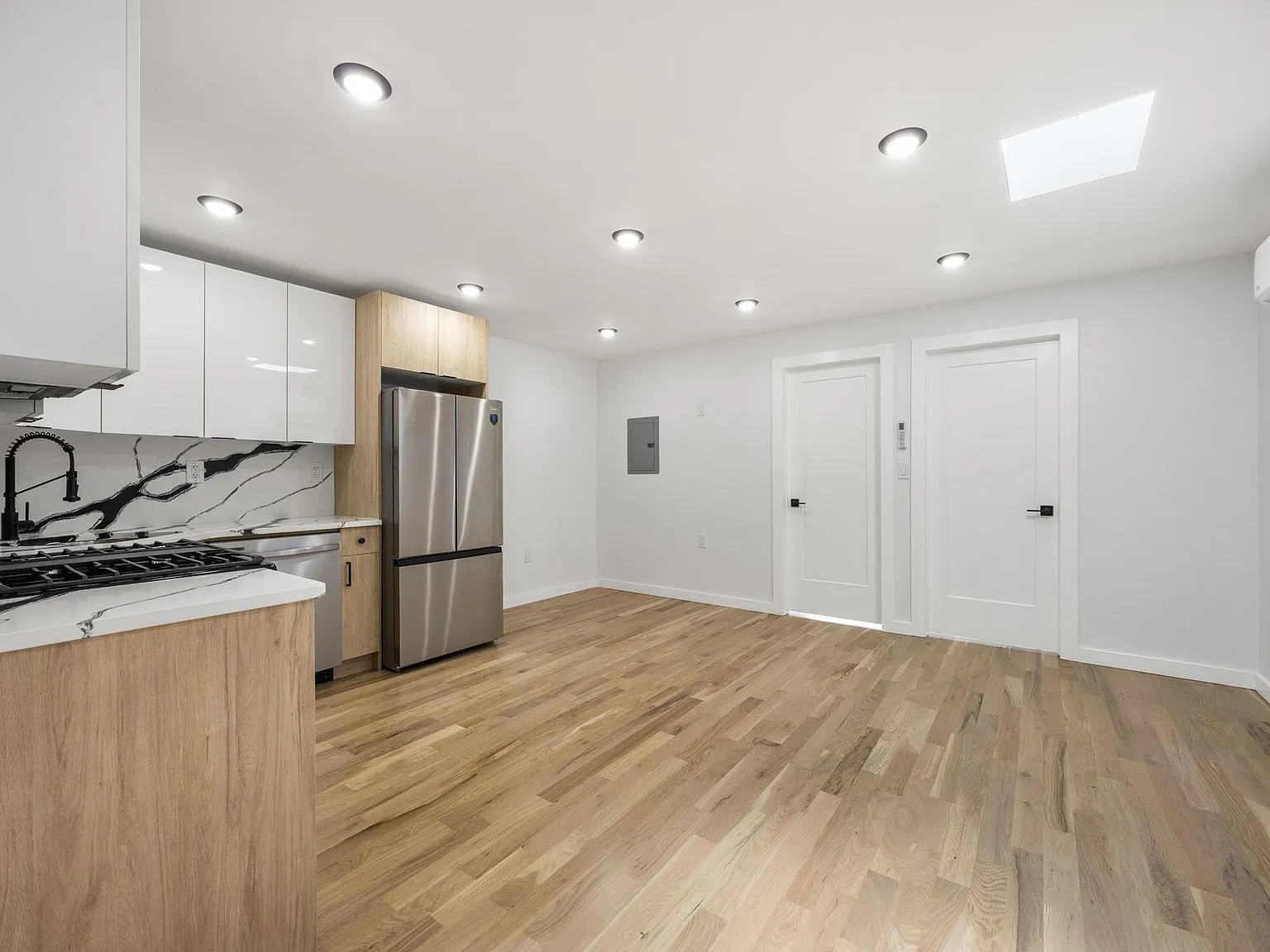 3 bed, 1.0 bath, 950 sqft, $3,400 — Photo 4