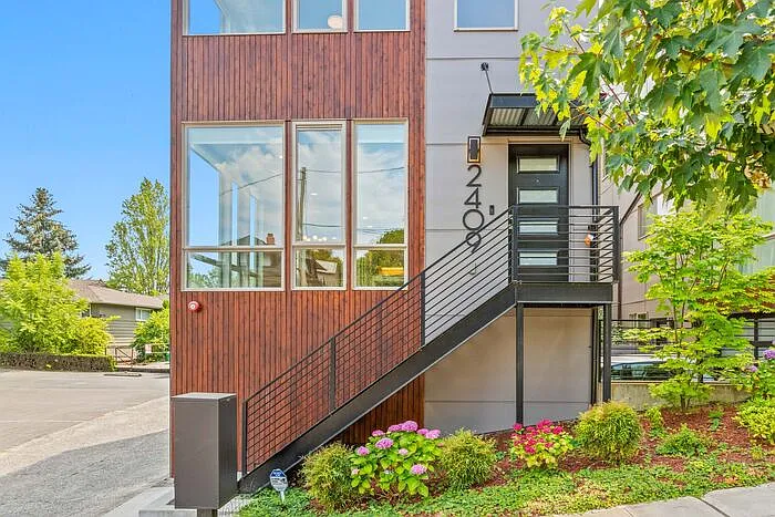 2409 E Thomas St — Photo 34