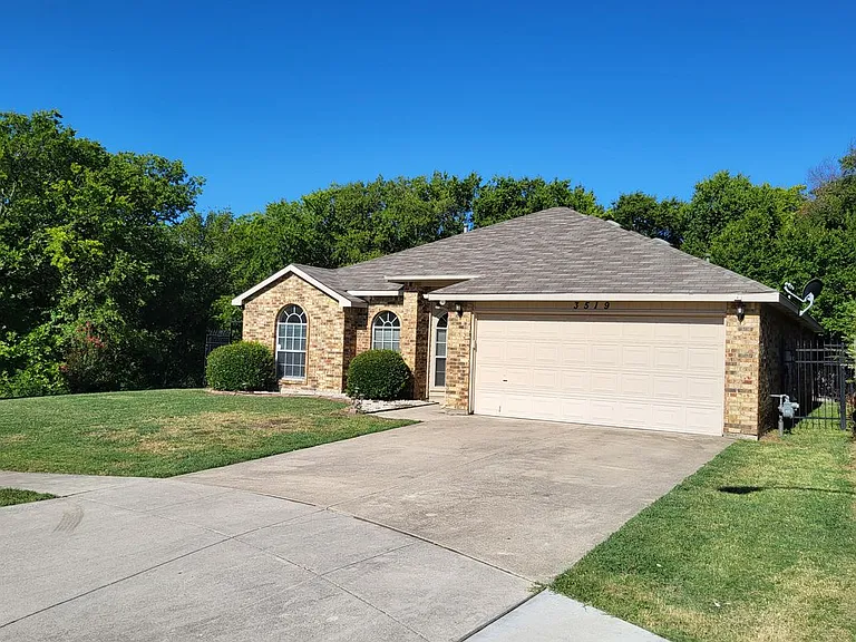 3519 Daisy Ln — Photo 2