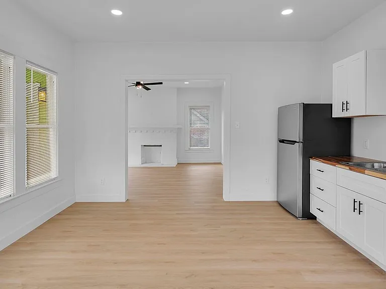 1815 Seneca Ave — Photo 10