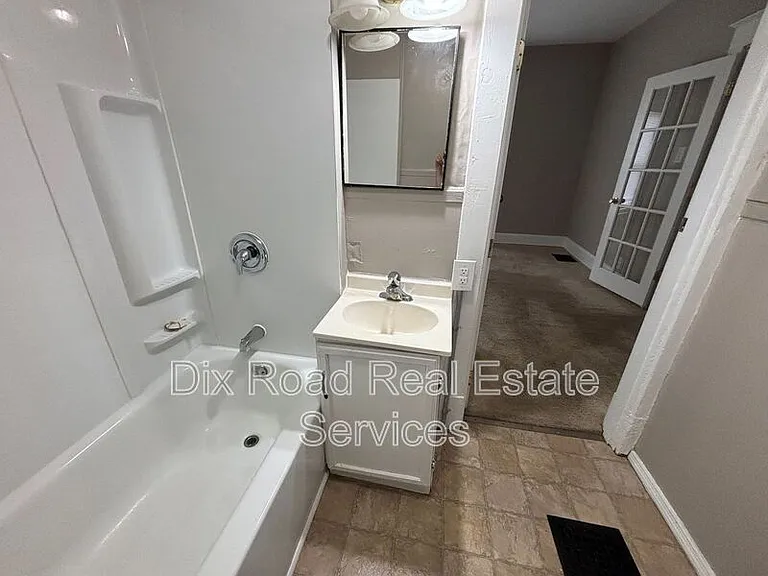 1022 Auburn St — Photo 15