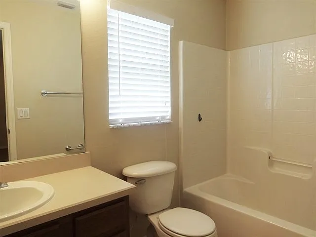 1142 Jaslo St SE — Photo 8