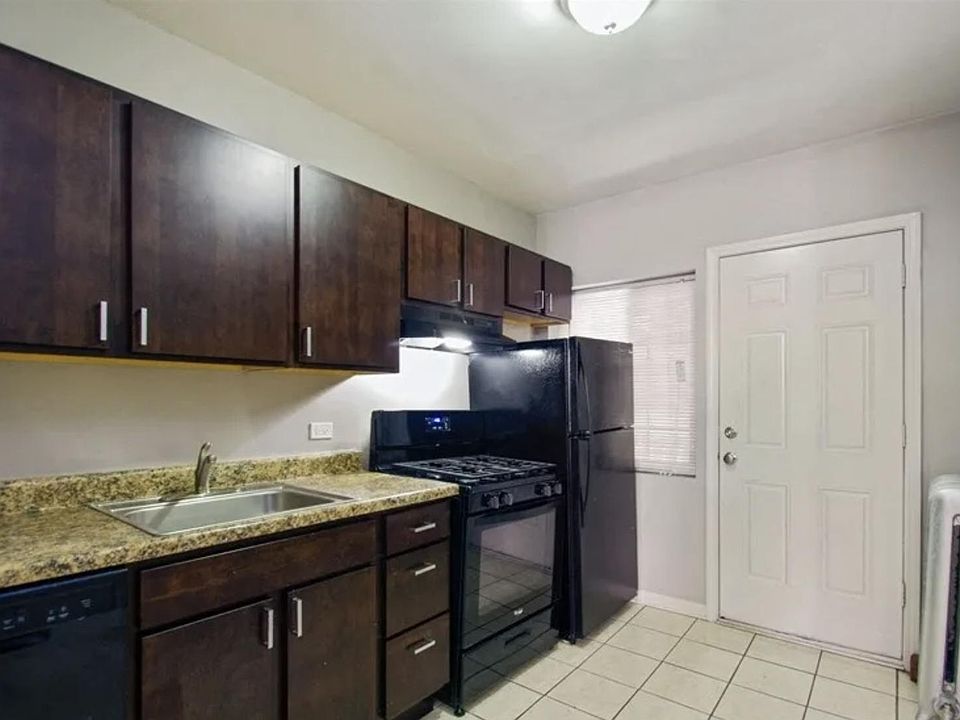 1st image of 1438 W Argyle St #3S