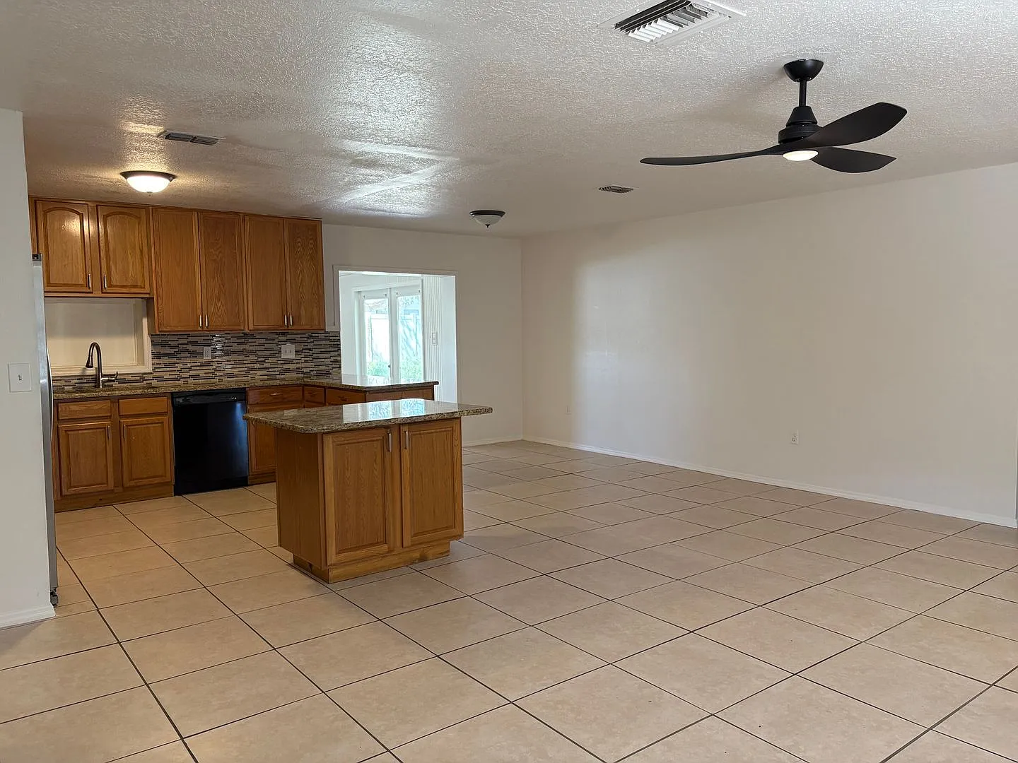 Newly Renovated 4 Bedroom 2 Bathroom — Photo 4