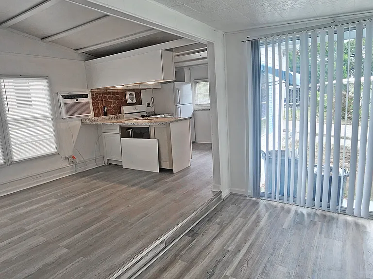 105 52nd Ave W — Photo 7