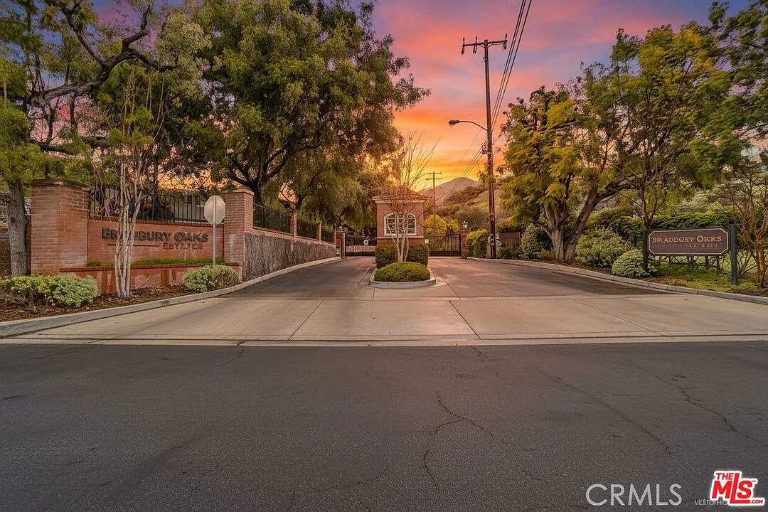 2 bed, 1.0 bath, 3323 sqft, $5,995 — Photo 3