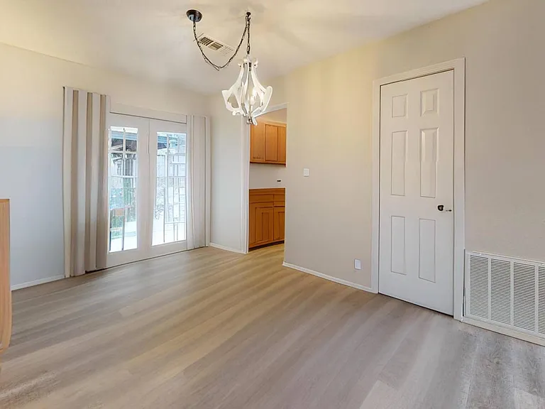 1202 E Keller St — Photo 4