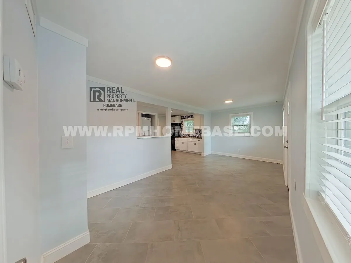 Building Photo - 2310 N Baylen St