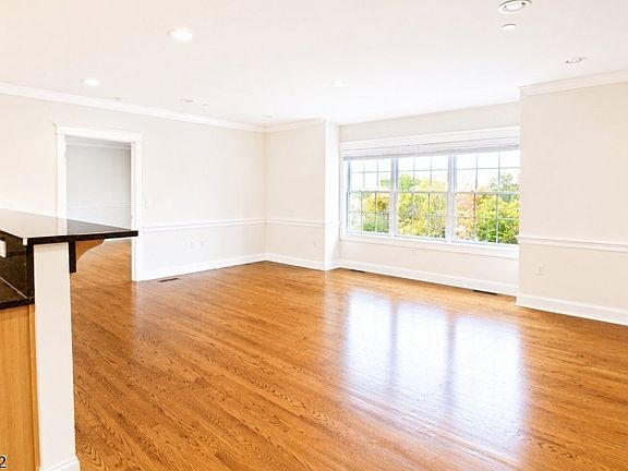5th image of 25 Ridgedale Ave APT 19