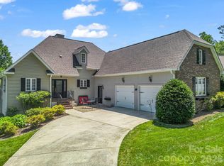 29 Spring Heights Ct, Hendersonville, NC 28791