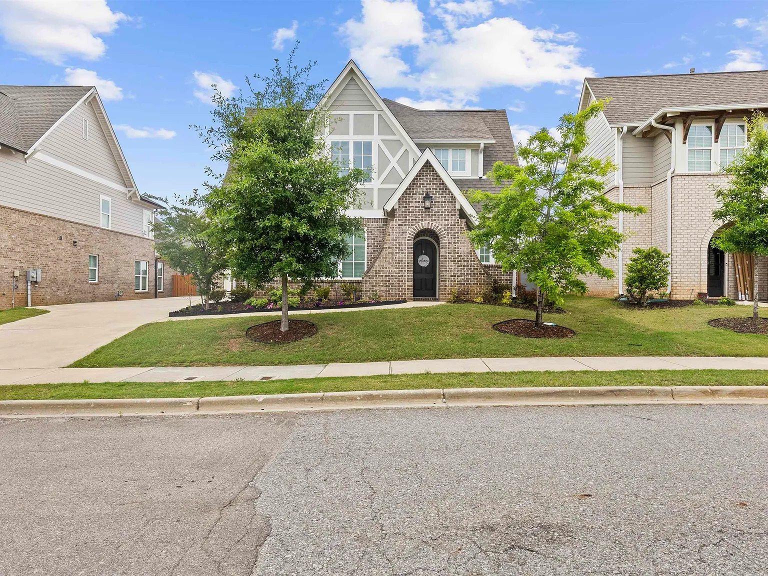 4 bed, 2.5 bath, $3,500 — Photo 2