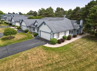 984 Bay View Cir, Mukwonago, WI 53149