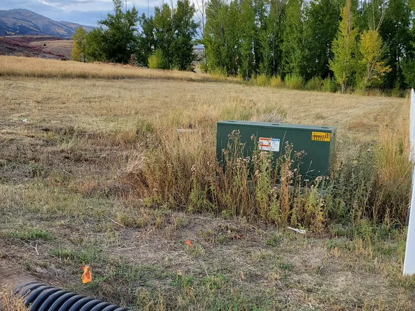 305 W Buttercup Ln, Garden City, UT 84028