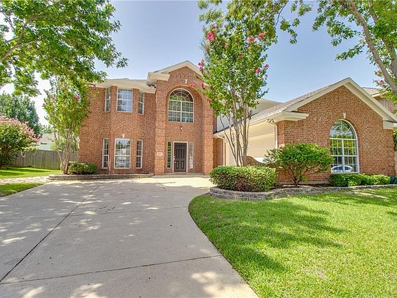 3rd image of 827 Oak Hollow Ln