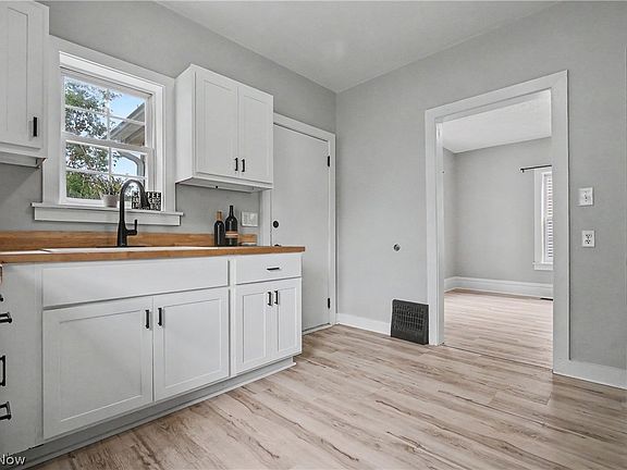 4th image of 1010 Sawyer Ave