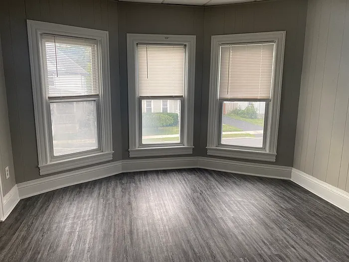 306 Flower Ave E — Photo 18