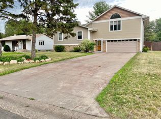 2724 Fernwood St, Roseville, MN 55113
