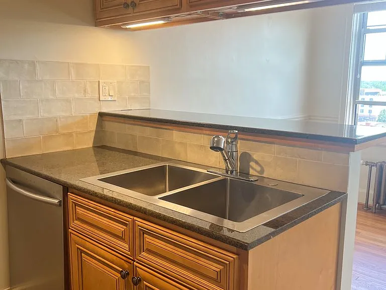 Mayflower Apartments — Photo 72
