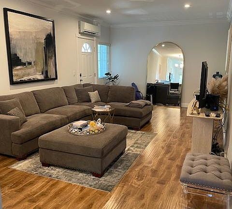 2nd image of 11470 Moorpark St APT 8