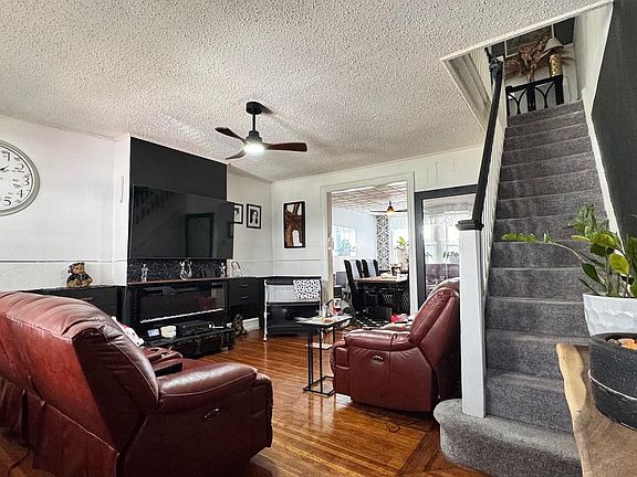 2nd image of 5836 Addison St