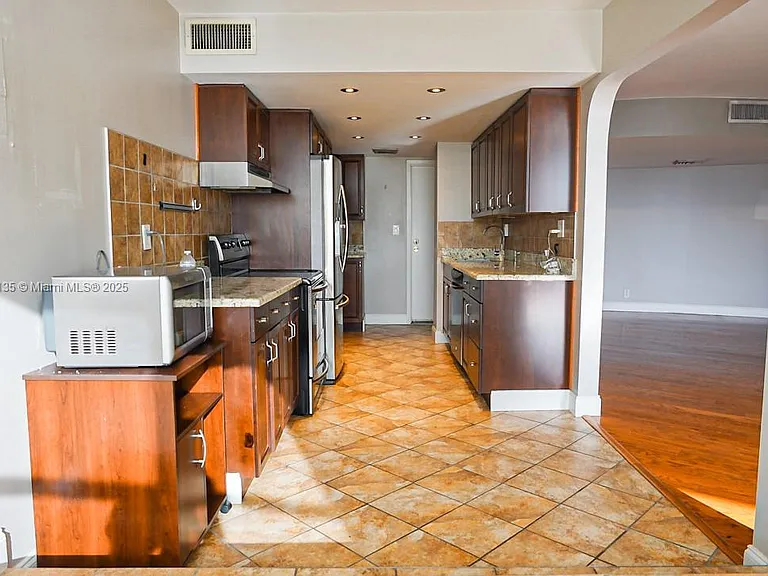 100 Golden Isles Dr #10 — Photo 8