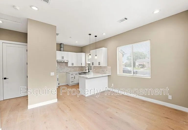 547 N Carty Dr — Photo 3
