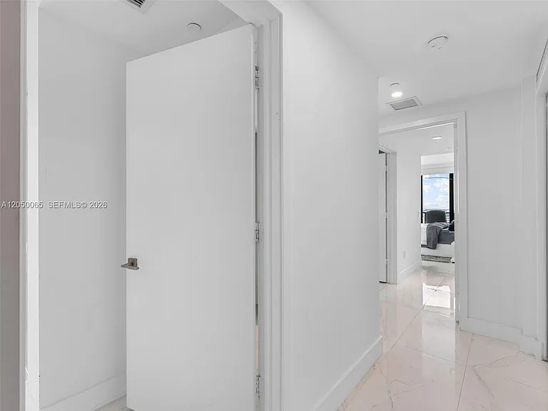 650 NE 32nd St #1201 — Photo 19