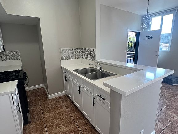 4th image of 1164 N Van Ness Ave #204