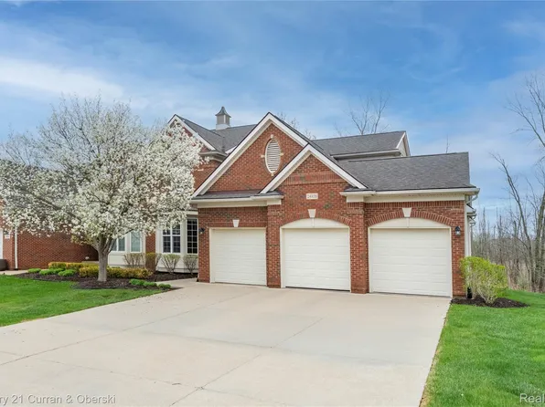 24838 Valleywood Dr, South Lyon, MI 48178