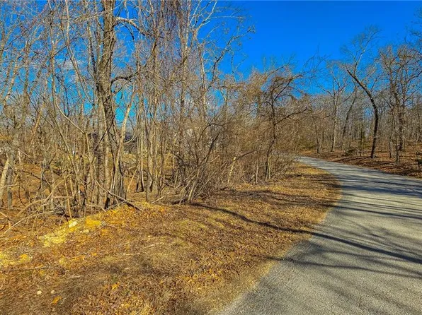 323 Oak Dr, Sunrise Beach, MO 65079