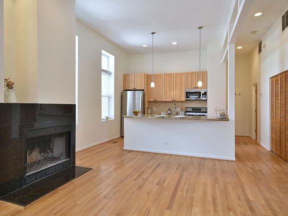 4th image of 1542 N Wood St APT 1R