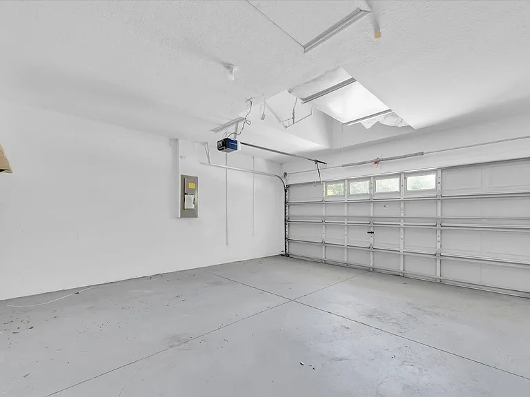 10825 Newbridge Dr — Photo 36