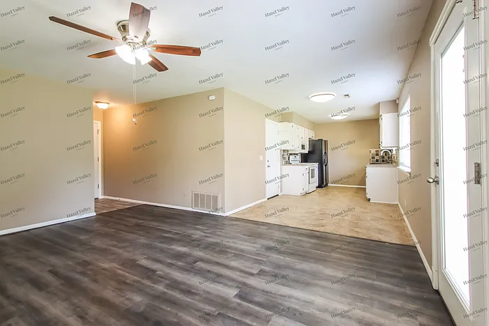 606 E Toledo Pl — Photo 4