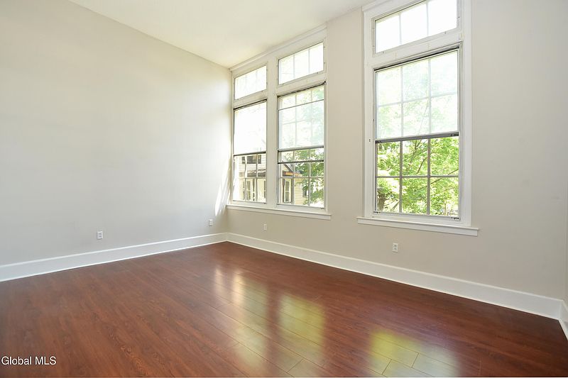 5th image of 137 Front Street APT 203