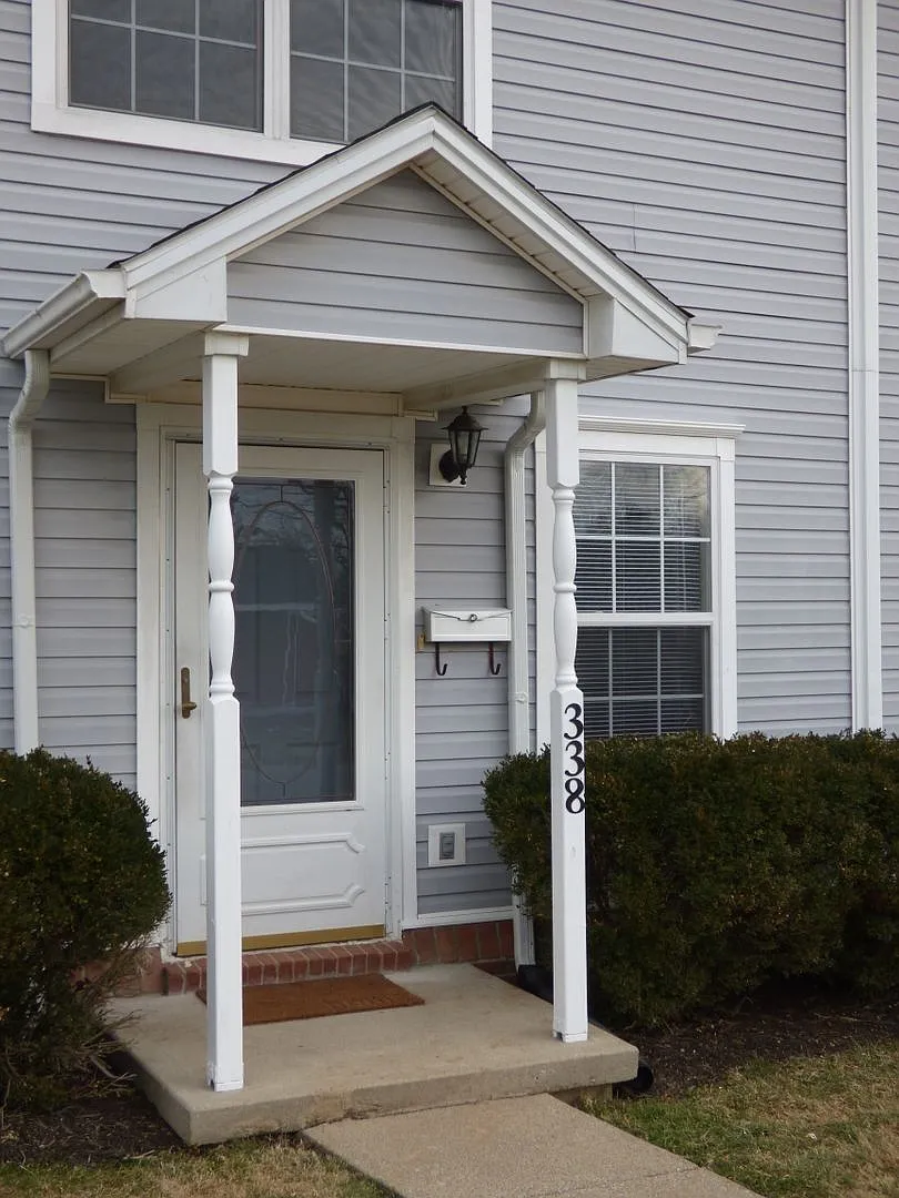 Lovely, Spacious Townhouse! Off-Street Parking, W/D Included, Full Basement, Pets Ok! — Photo 2