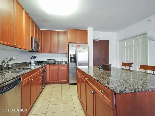 807 Davis St, Evanston, IL