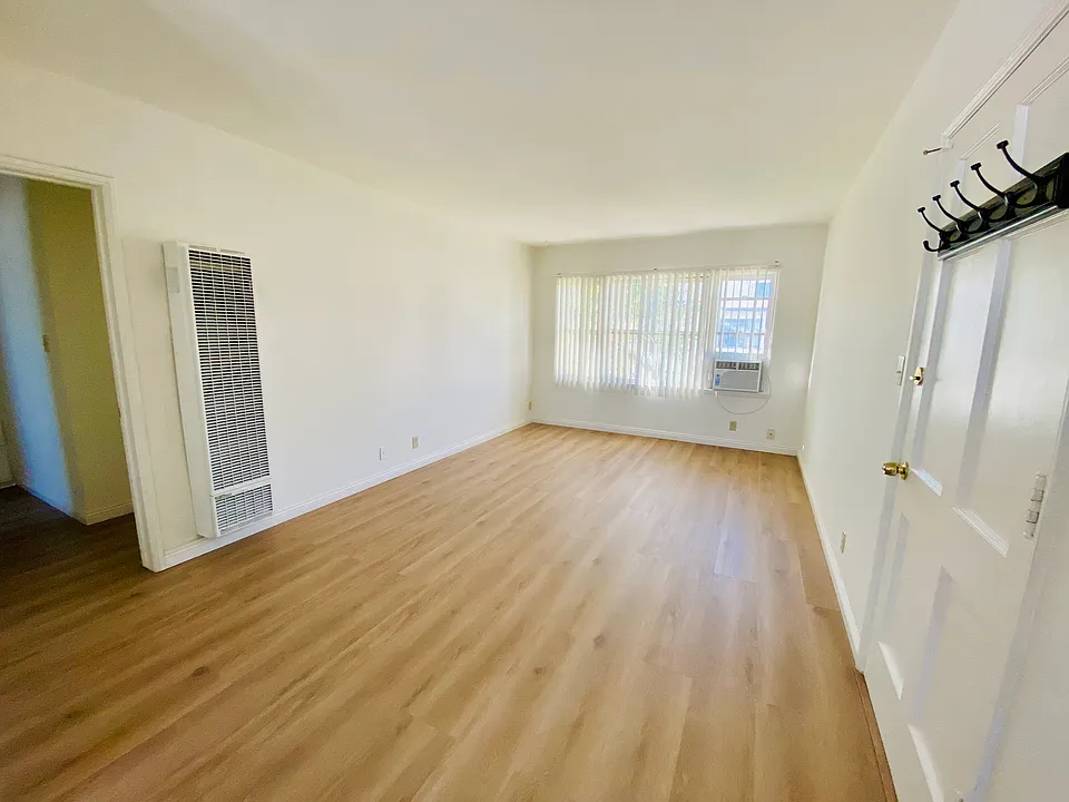 2319 Merton Ave #4