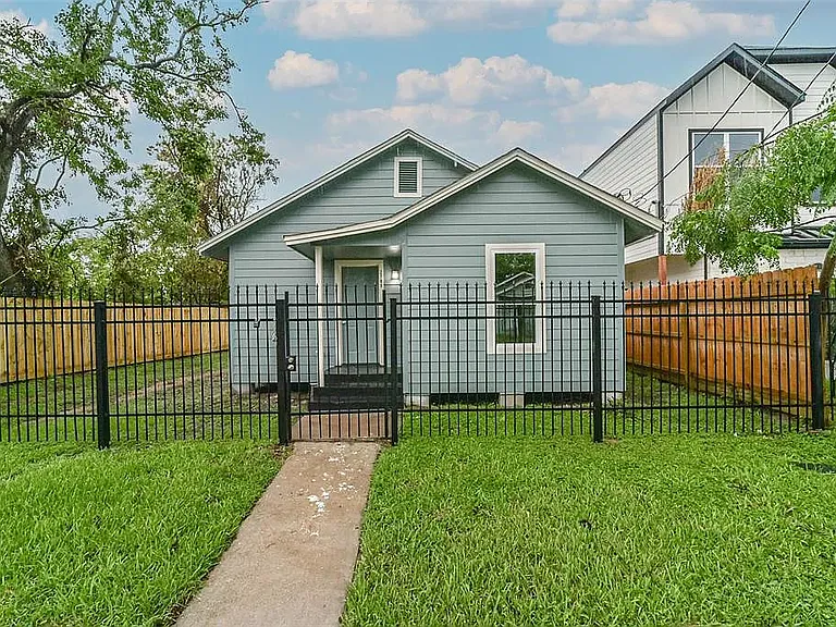 2705 Winbern St — Photo 6