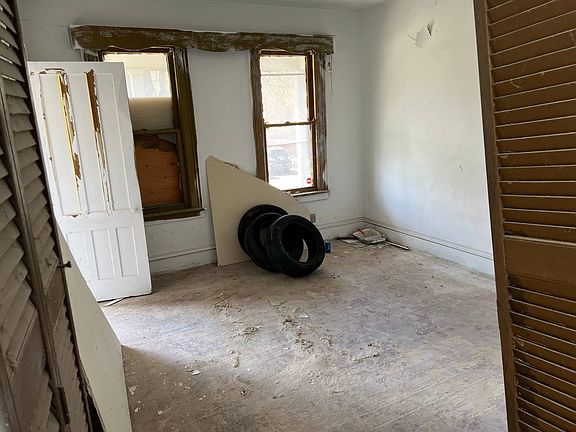 5th image of 102 Rosewood St