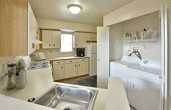 The kitchen at Heatherwood Apartments, Grand Blanc, Michigan