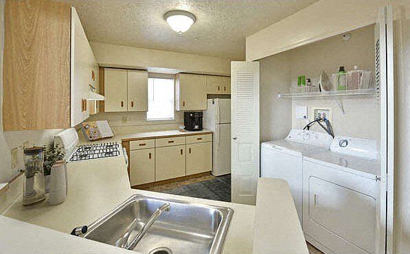 The kitchen at Heatherwood Apartments, Grand Blanc, Michigan