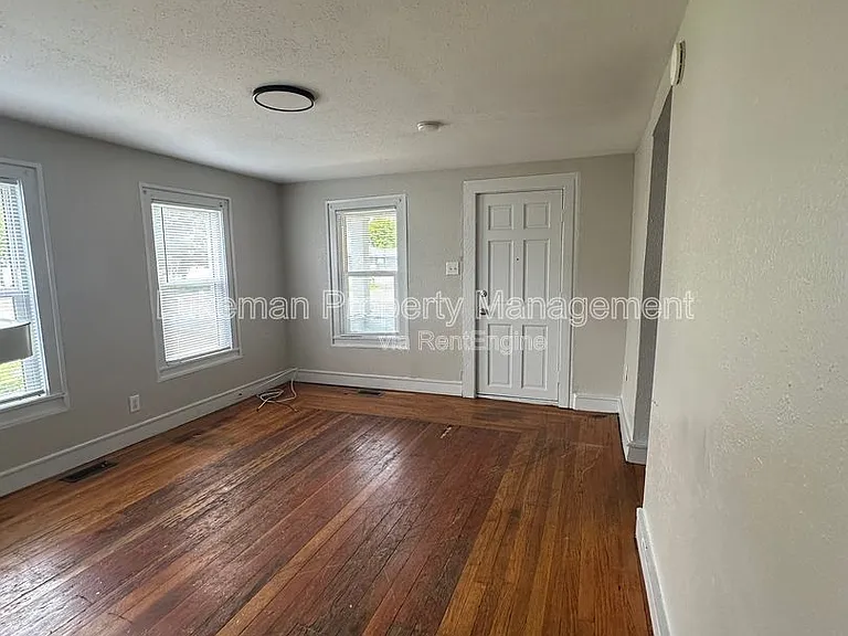 1512 S Burdick St — Photo 2