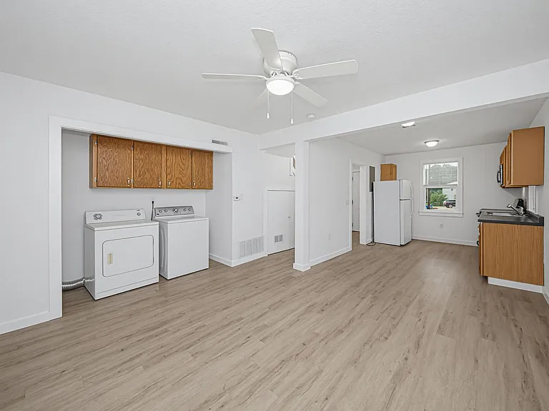 740 W 1st St — Photo 10